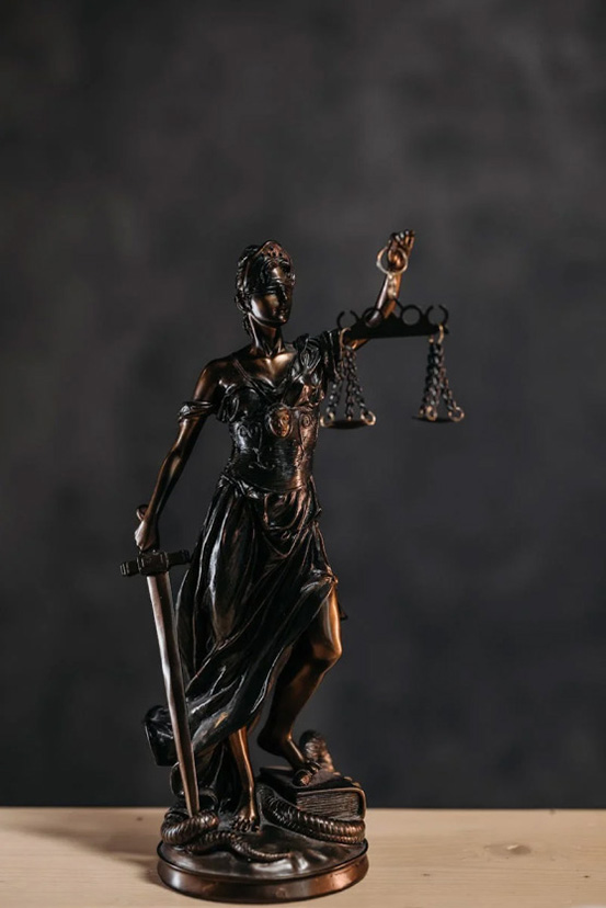 Jusztícia szobor mérleggel a kezében - az objektivitást szimbolizálja